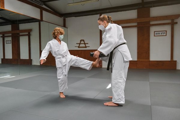 Comment l'apprentissage des techniques de désarmement en Krav Maga peut-il être bénéfique dans des situations réelles?